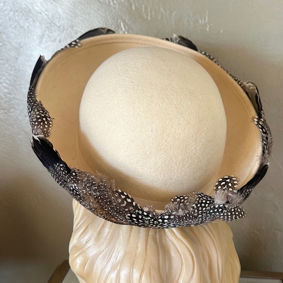 OUTSTANDING 1970's DESIGNER IVORY FELT HAT + MULTICOLORED FEATHERS ON  BRIM - Picture 7 of 13